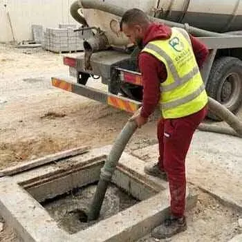 شفط بيارة بالصهريج في حي بالرياض