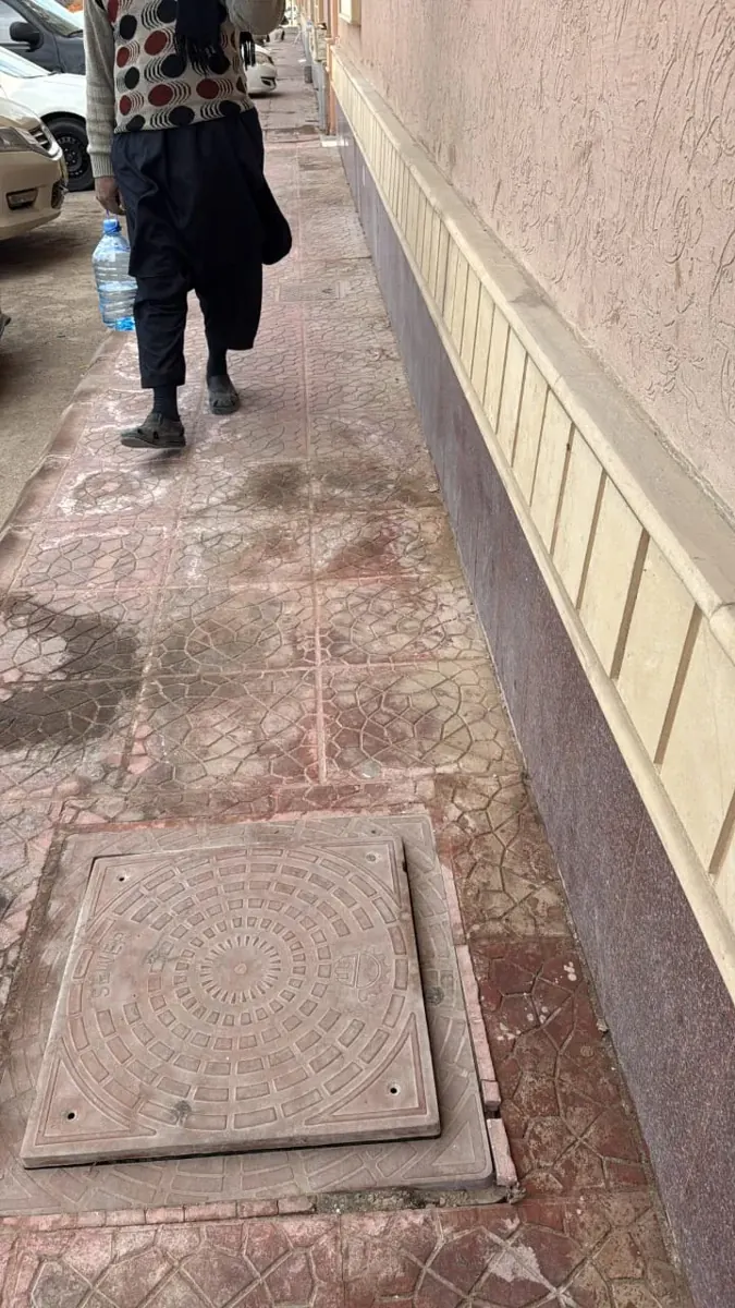 غرفة تفتيش صرف صحي أمام منزل بالرياض